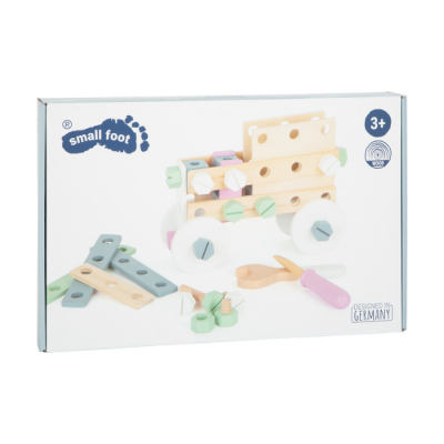 Caixa de brinquedo de montar em madeira com peças coloridas e ferramentas em fundo branco