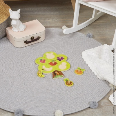 Tapete redondo cinzento com pompons e tapete infantil de madeira em forma de árvore com frutas coloridas