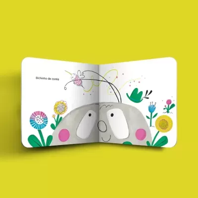 Livro infantil aberto com ilustrações coloridas e texto