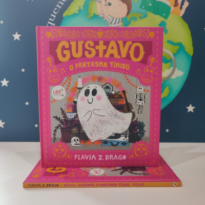Capa de livro infantil rosa com fantasma branco sorridente e esqueletos