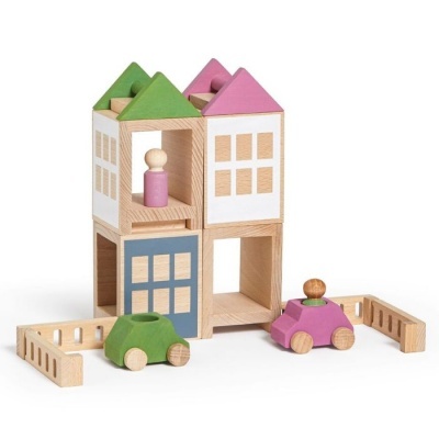 Brinquedo de casas e carros em madeira colorida sobre fundo branco