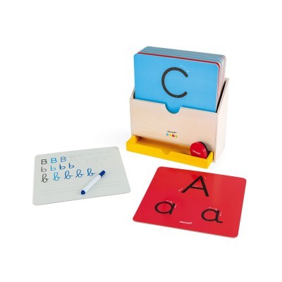 Cartas educativas coloridas com letras e suporte de madeira para aprendizagem