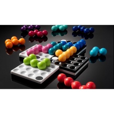 Jogo de tabuleiro colorido com peças esféricas em tabuleiros cinza sobre fundo negro