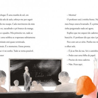 Ilustração de uma aula com alunos e professor em frente a um quadro-negro com texto em português.