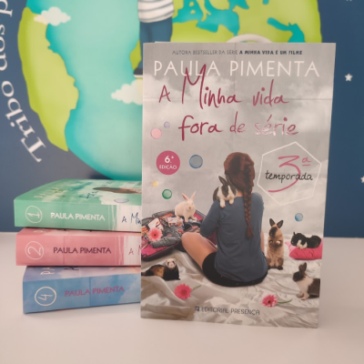 Capa do livro 'A Minha vida fora de série' de Paula Pimenta com vários coelhos e uma rapariga de costas sentada.