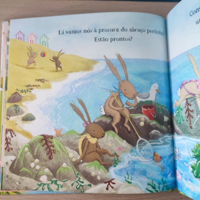 Ilustração infantil de coelhos na praia procurando abraço, com texto em português