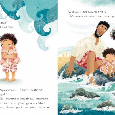 Página ilustrada de livro infantil com criança sentada na praia e adultos perto do mar