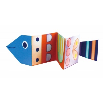 Peixe de papel dobrado colorido com padrões geométricos