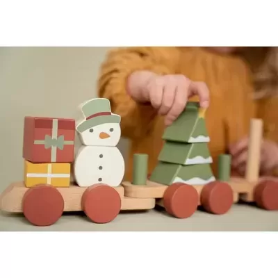 Comboio de madeira com boneco de neve, árvore de Natal e presentes coloridos numa mesa