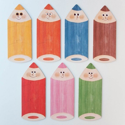Ímanes de madeira em forma de lápis coloridos com rostos pintados