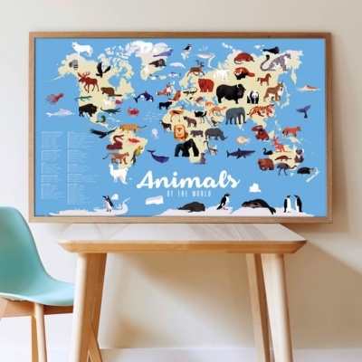 Mapa ilustrado de animais do mundo com fundo azul e moldura de madeira