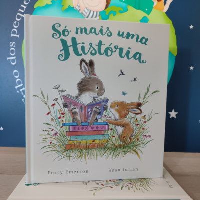 Livro infantil 'Só mais uma História' com ilustração de coelhos lendo livros em fundo azul com estrelas.