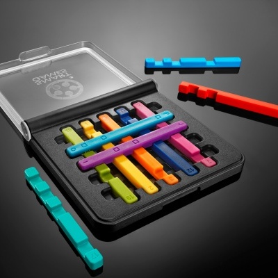 Conjunto de peças coloridas encaixáveis numa caixa preta com tampa transparente