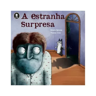 Capa de livro infantil 'A estranha Surpresa' com homem e gato junto a porta aberta