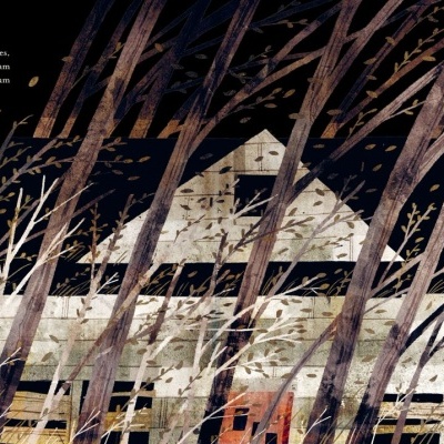 Casa branca com árvores escuras em primeiro plano e texto em português