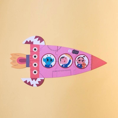 brinquedo de papel em forma de foguete cor-de-rosa com personagens nas janelas