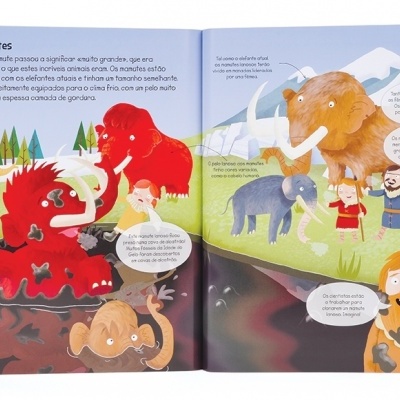 Livro infantil aberto com ilustrações de mamutes e humanos pré-históricos e texto em português europeu