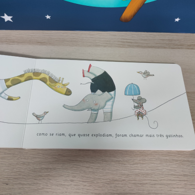 Página de livro infantil com animais desenhados e texto em português