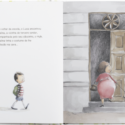 Ilustração de menino a andar e mulher a abrir porta com dois cães na entrada.