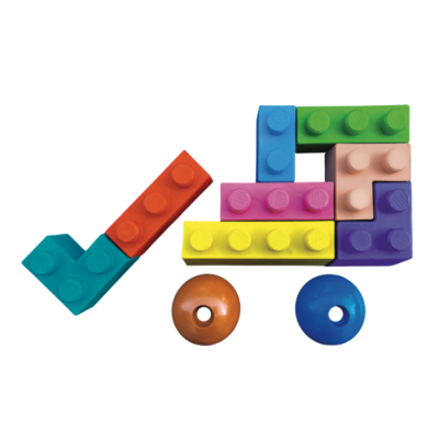 Blocos de construção coloridos empilhados formando um camião com rodas redondas de madeira