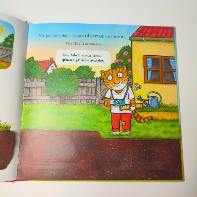 Página ilustrada de livro infantil com tigre vestido e casa amarela