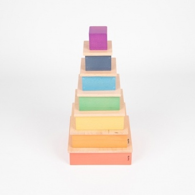 Caixas de madeira coloridas empilhadas