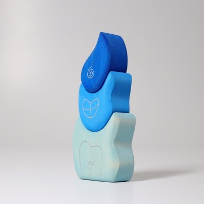 Blocos de madeira azuis empilhados com desenhos simples sobre fundo branco