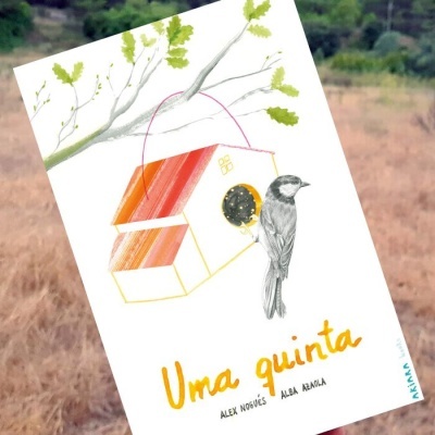 Cartaz com desenho de casa de pássaros, pássaro cinzento, folhas verdes, texto Uma quinta