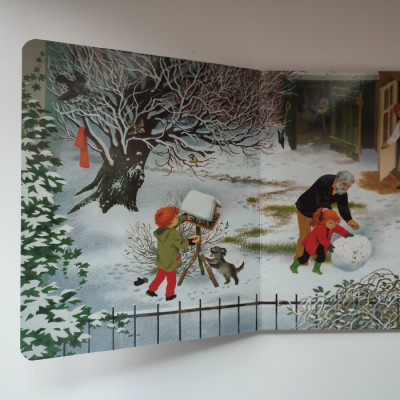 Ilustração em livro com crianças e adulto a fazer boneco de neve numa paisagem nevada com árvore e cerca preta