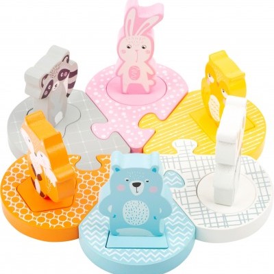 Puzzle de madeira colorido com peças arredondadas e animais em cima