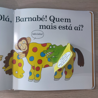 Página de livro infantil com ilustrações de macaco, cavalo e crocodilo e texto em português.