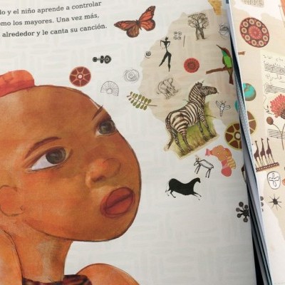 Página de livro ilustrado com criança de cabelo vermelho e pequenos desenhos de animais e objetos