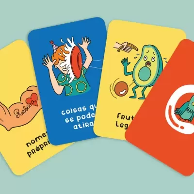 Cartas ilustradas coloridas com texto em português sobre fundo azul claro