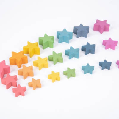 Estrelas de madeira coloridas de vários tamanhos