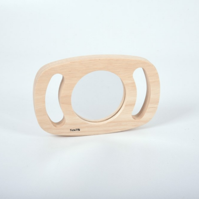 Espelho oval com armação de madeira clara e aberturas para segurar