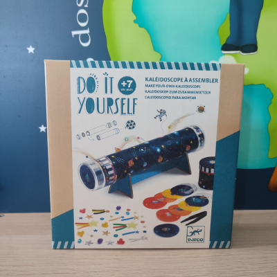Caixa de kit para montar caleidoscópio com imagens espaciais e peças coloridas