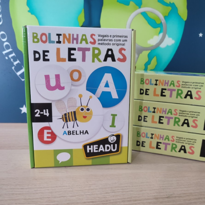 Jogo educativo 'Bolinha de Letras' com letras coloridas e imagem de abelha
