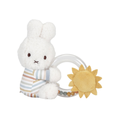 Brinquedo de coelho branco e anel com contas coloridas e flor amarela de pelúcia.