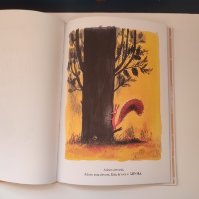 Página de livro infantil com ilustração de esquilo e árvore