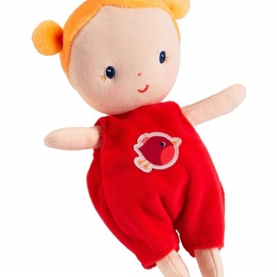Boneco de peluche com fato vermelho e aplique de peixe