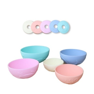 Conjunto de cinco tigelas coloridas com tampas em cores pastel