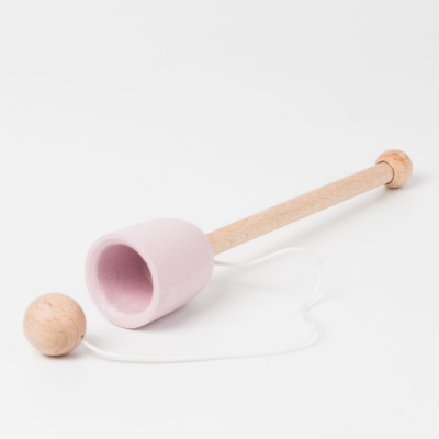 Brinquedo de madeira com copo rosa e bola amarrada