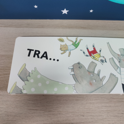 Página de livro infantil com animais e palavra 'TRA...'