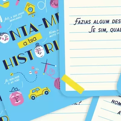 Cadernos azuis com ilustrações e página pautada com texto à mão em português