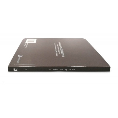 Livro preto de capa dura visto de lado com texto na lombada