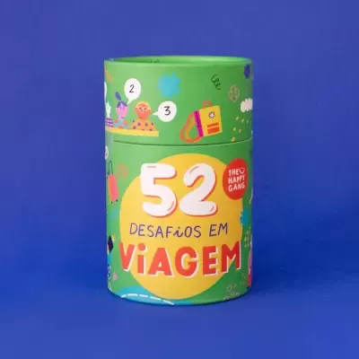 Embalagem do jogo '52 Desafios em Viagem' com cores verde, amarelo e vermelho e ilustrações de viagem
