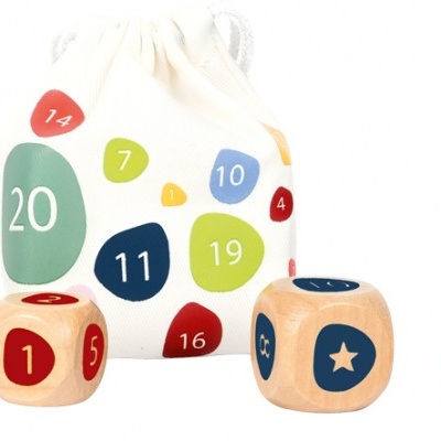 Conjunto de dados de madeira coloridos com saco de pano branco