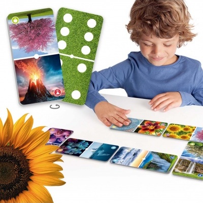 Criança a jogar com cartas coloridas de natureza e girassol em frente.