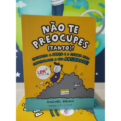 Livro ilustrado amarelo e azul com título sobre ansiedade