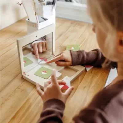 Jogo educativo de madeira com espelho e cartas coloridas para crianças